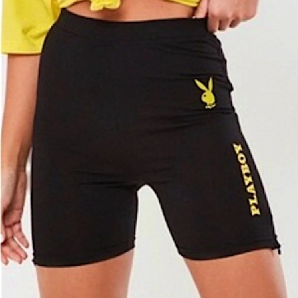 🅽🅴🆆 Missguided x 𝐏𝐋𝐀𝐘𝐁𝐎𝐘 black cycling shorts with Playboy bunny, 4